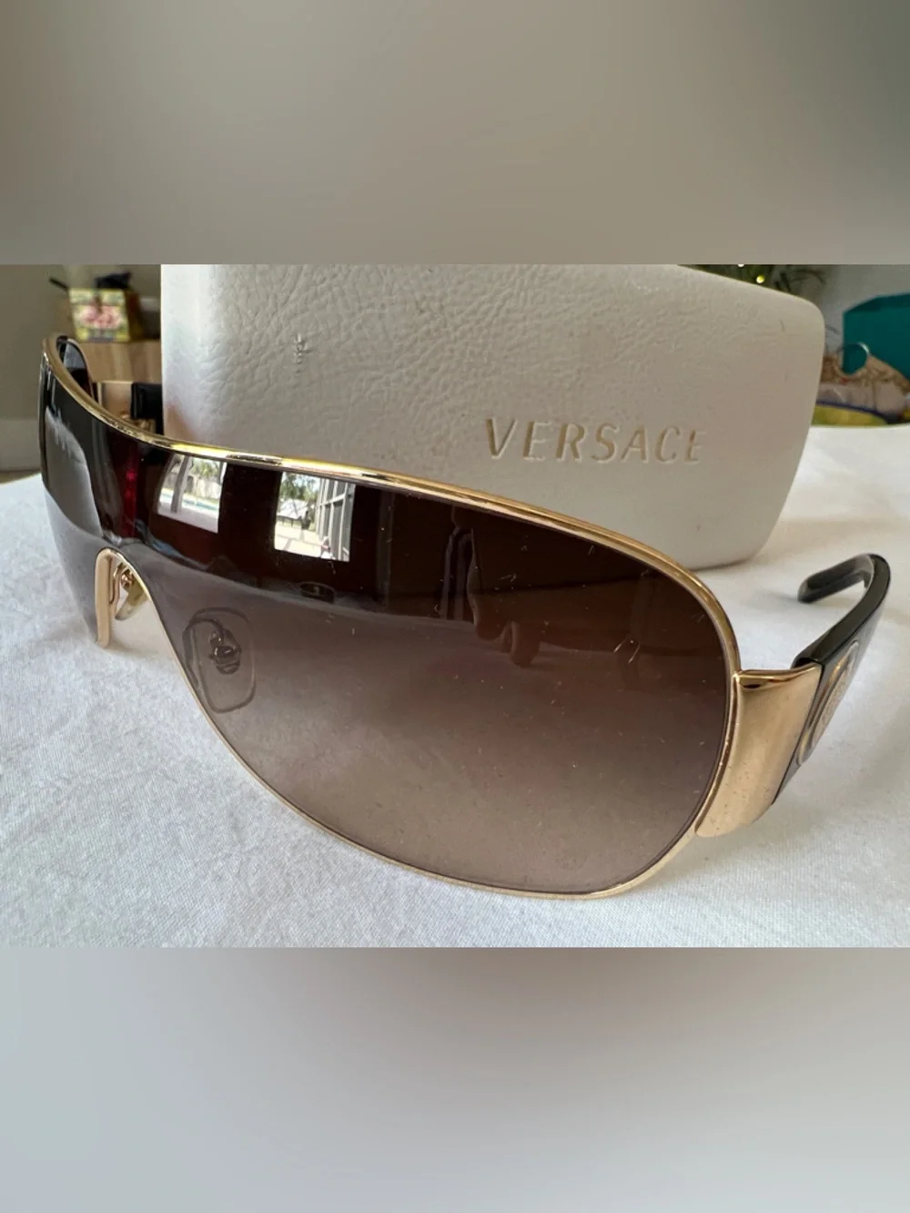 Black and gold - Versace Sunglasses with Case - Picture 4 of 9